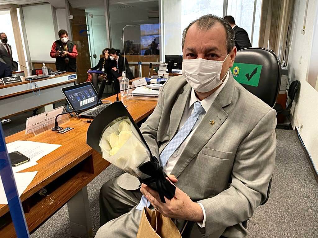 Após dia de guerra na CPI, Omar ganha um mimo com flores brancas