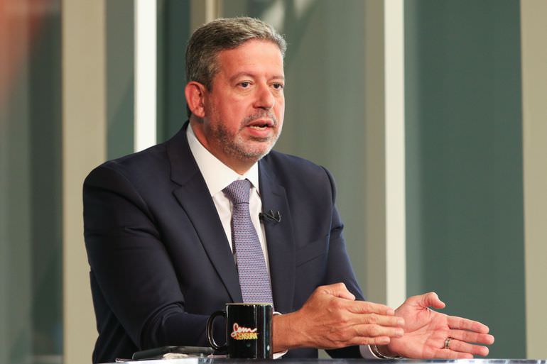Arthur Lira ganha visibilidade com orçamento e acordos na Câmara