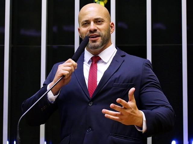 Câmara aprova suspensão do mandato de Daniel Silveira por ameaças ao STF