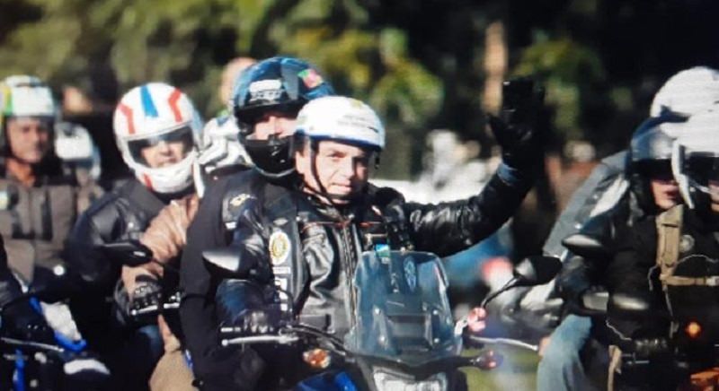 Uma semana antes de vir a Manaus, Bolsonaro passeia de moto em Porto Alegre