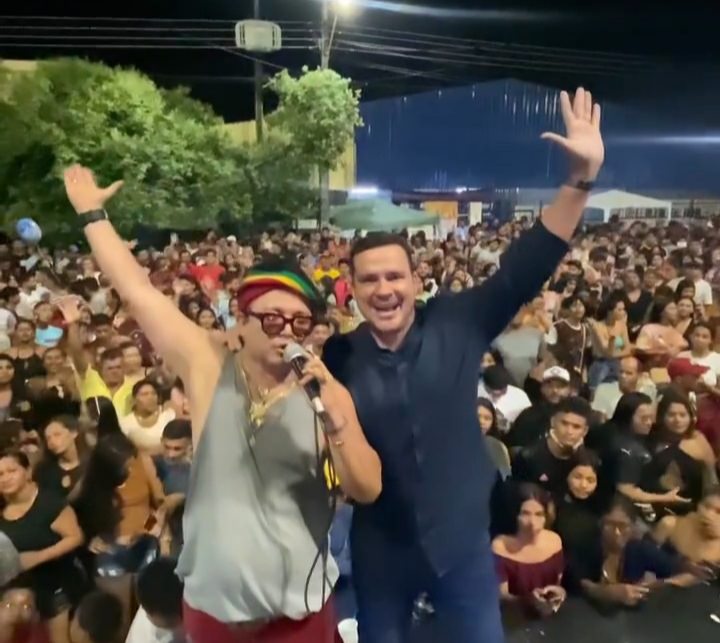 Alberto Neto e Joana Darc se  aglomeram durante evento em Manaus