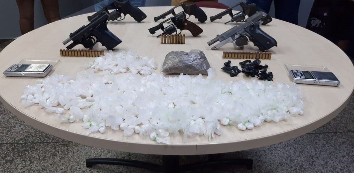 Traficantes são presos com armas e drogas nas zonas Leste e Oeste