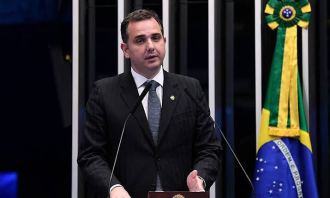 Pacheco tenta ser bombeiro de Brasília: 'democracia não pode ser contestada'