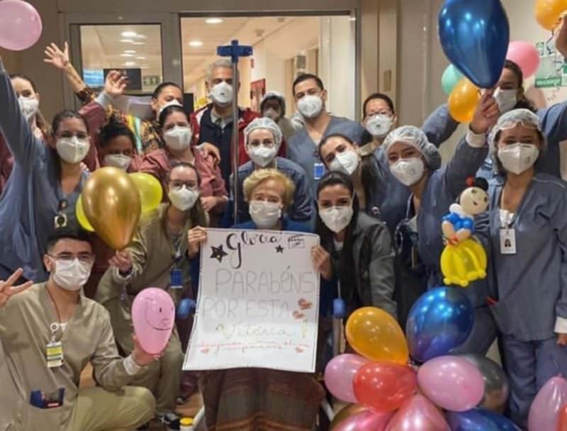 Assista: Glória Menezes recebe homenagem ao deixar hospital: 'dia de Glória'