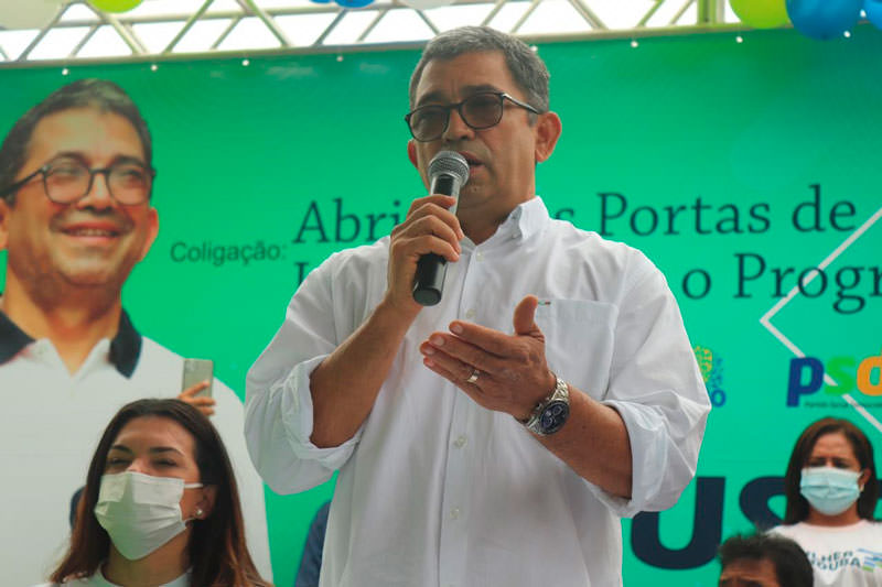 Em evento do PSD, Augusto Ferraz evita falar sobre seu processo de cassação O prefeito de Iranduba, Augusto Ferraz (DEM), se recusou a comentar sobre o processo judicial que cassou seu mandato no início do mês, por suspeita de abuso de poder econômico. Ferraz já está de volta ao cargo após o Tribunal Regional Eleitoral do Amazonas (TRE-AM) barrar a decisão de cassação do prefeito. "Prefiro evitar falar disso, para não me expor. Melhor deixar para lá", disse Ferraz durante evento do PSD, no qual o presidente da sigla, senador Omar Aziz lança sua pré-candidatura e a de outros políticos. Além de Ferraz, o vice-prefeito Robson Adriel (Avante) também foi alvo da decisão que apontou que os políticos foram cassados por abuso de poder político e econômico durante a campanha eleitoral de 2020. A ação foi movida pelo ex-candidato a prefeito de Iranduba, Alain Cruz (PSC). De acordo com o processo, a chapa formada por eles realizou ações como distribuição de cestas básicas e pavimentações de ruas. Eles também coordenaram as ações através de um aplicativo de mensagens, com um grupo intitulado “Amigos de Augusto Ferraz”. Dois dias depois, porém, a decisão foi barrada pelo O presidente do TRE-AM, Wellington Araújo, devolvendo os cargos aos gestores.