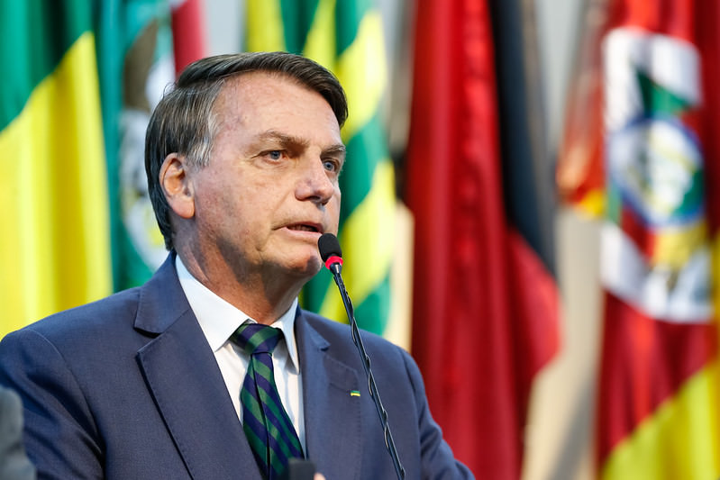 Bolsonaro diz que vai tomar vacina: 'viajo o mundo todo, tenho que tomar!'