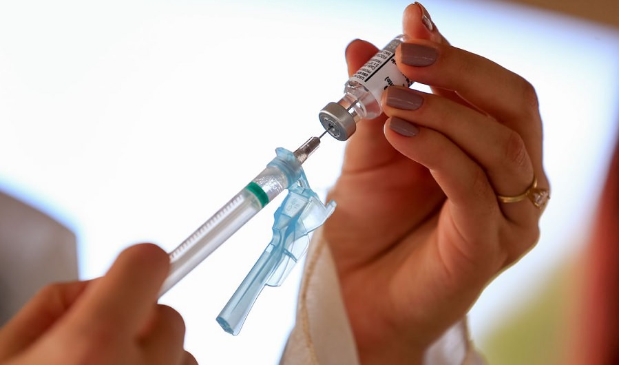 Crianças de 5 a 11 anos começam a ser vacinadas contra a covid-19 nos EUA