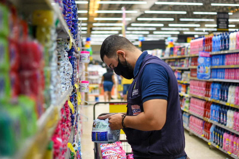 Mais de 60 kg de produtos inadequados são apreendidos de supermercado em Manaus