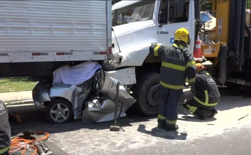 Identificada vítima de acidente entre carro e dois caminhões no Japiim
