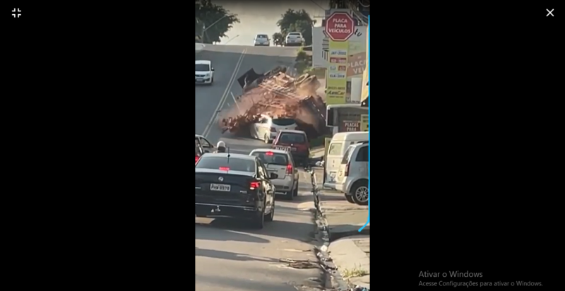 Caminhão carregado com tijolo tomba sobre carro no Novo Aleixo; veja momento