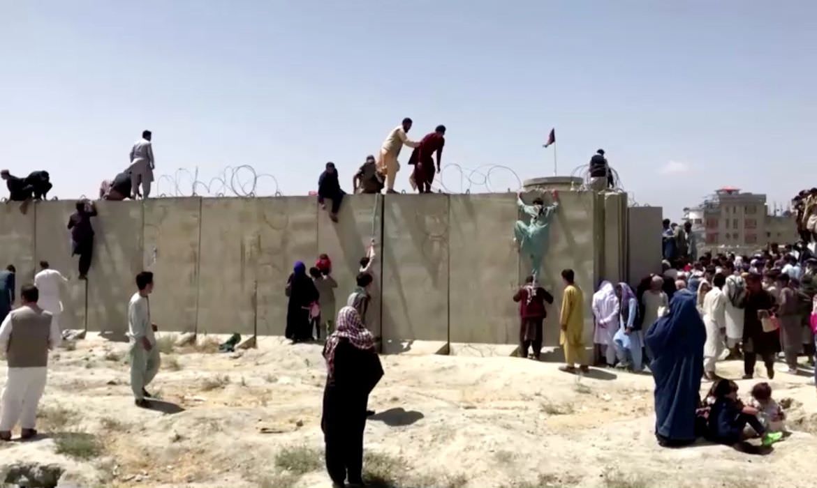 Talibã concorda com saída de afegãos e estrangeiros do país