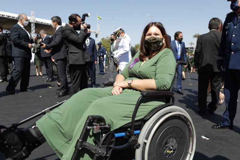 Bia Kicis aparece de cadeira de rodas após cair em motociata de Bolsonaro