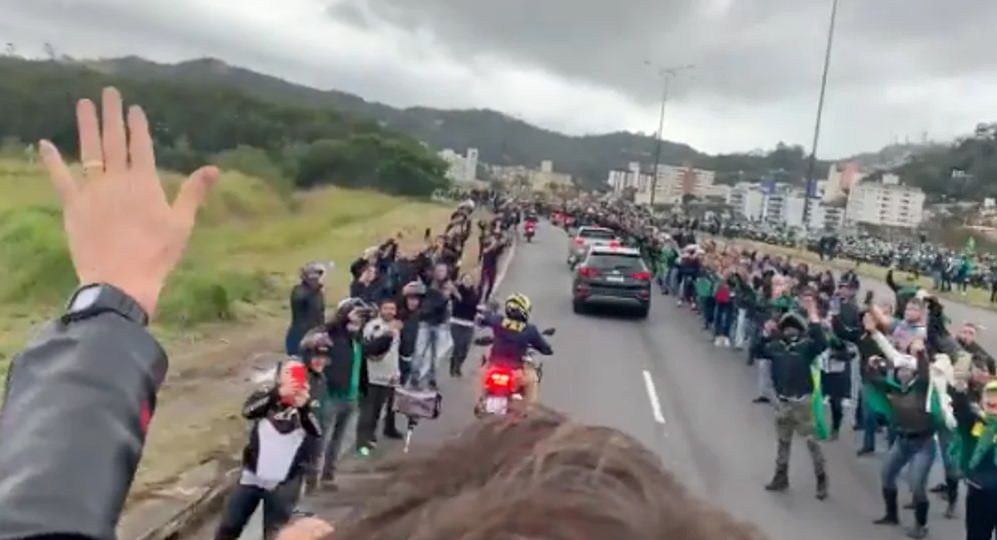 Bolsonaro reúne multidão em motociata em Florianópolis; veja vídeo