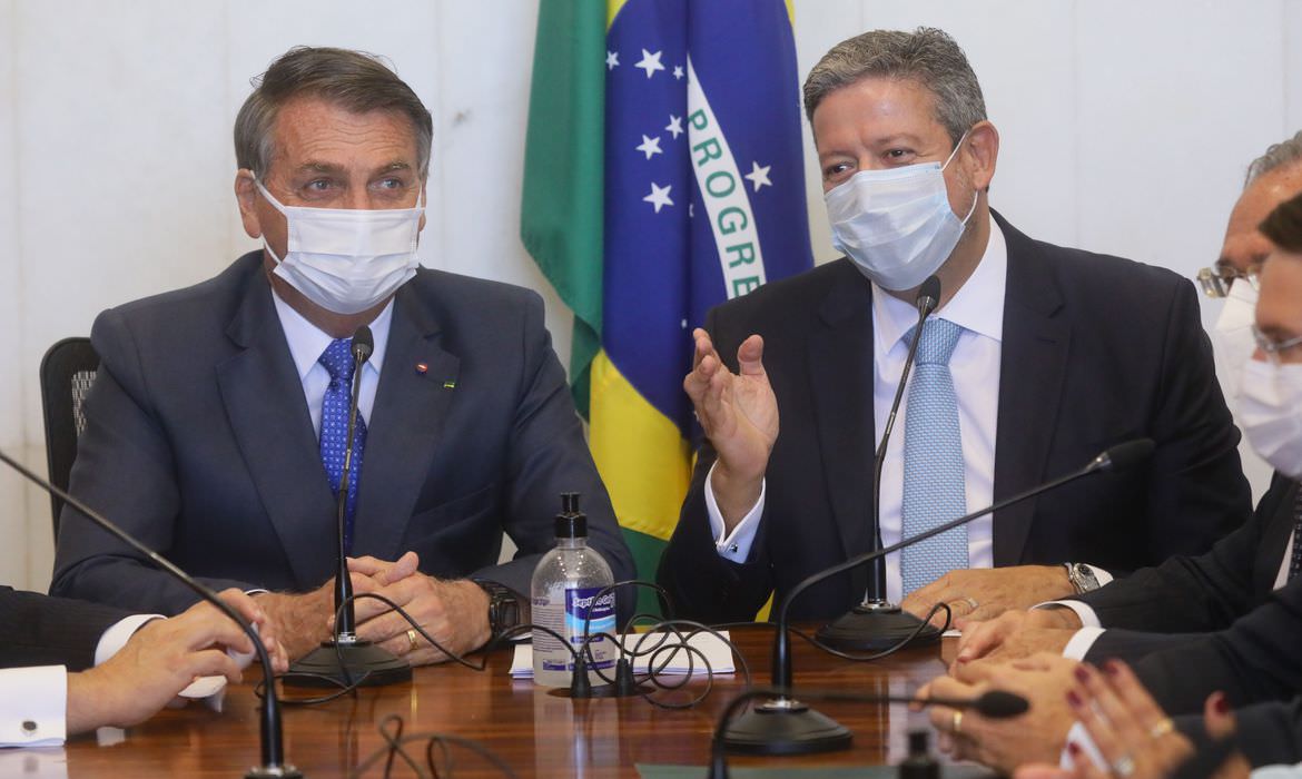 Auxílio Brasil: Bolsonaro entrega proposta do novo super Bolsa Família