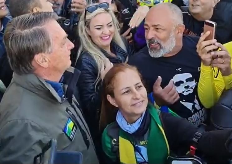Bolsonaro passeia em Brasília e reúne centenas de apoiadores no Dia dos Pais