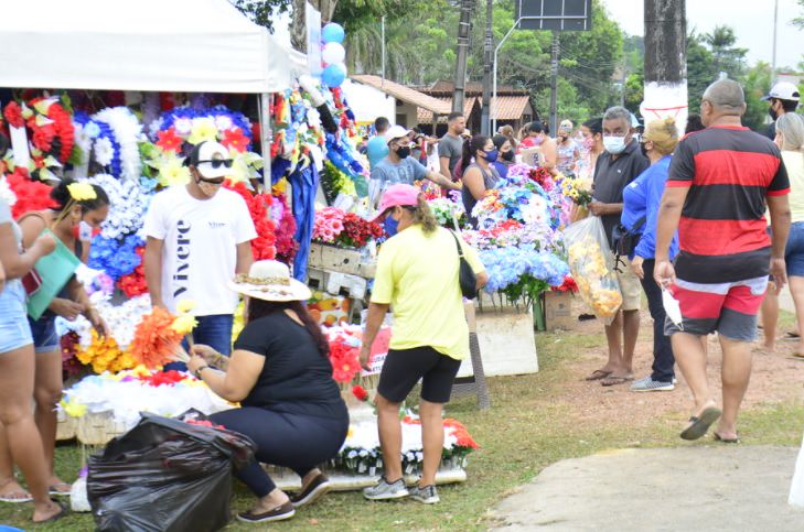 Cemitérios de Manaus ficam lotados neste Dia dos Pais