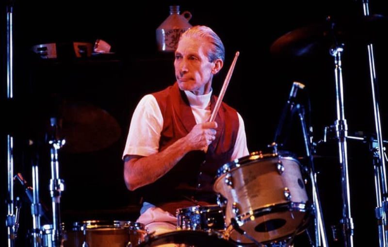 Morre aos 80 anos Charlie Watts, baterista do Rolling Stones
