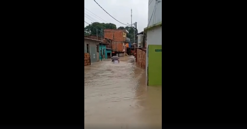 Forte chuva deixa pontos alagados em Manaus e causa desabamento de casa