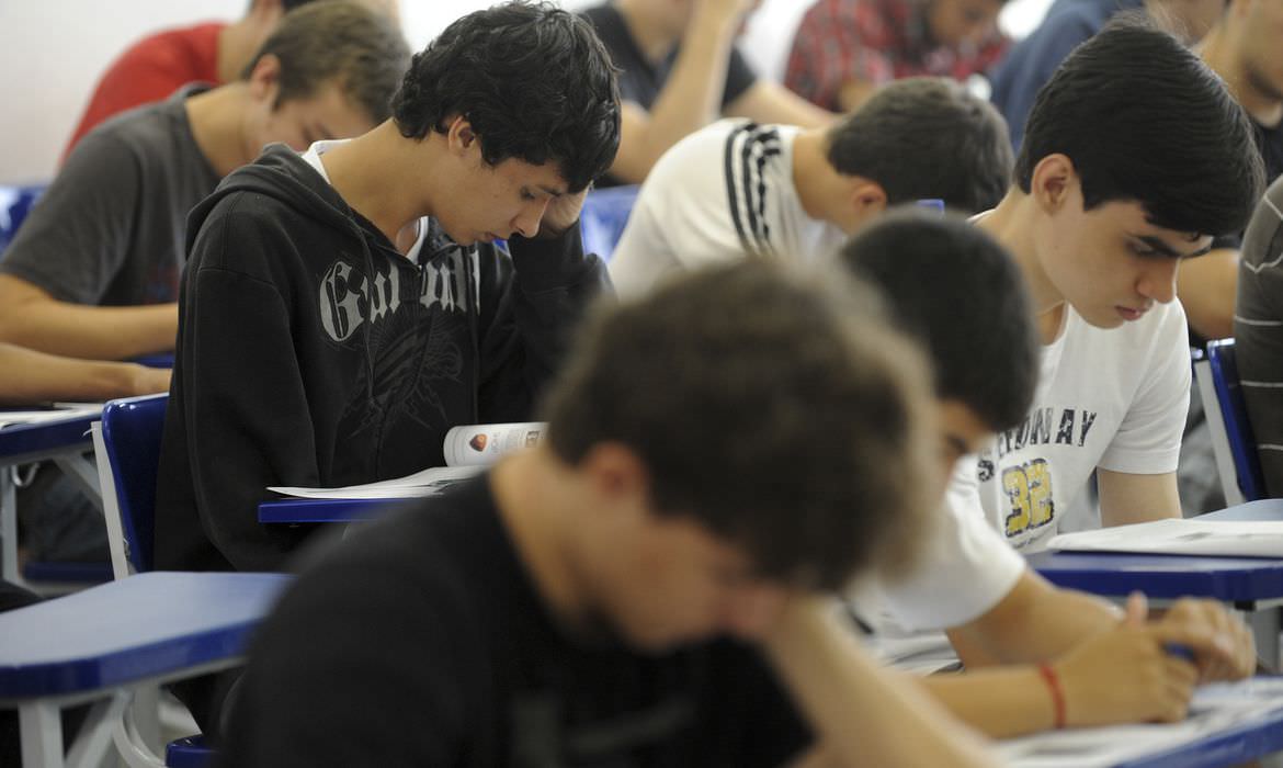 MEC deve suspender implementação do novo ensino médio nos próximos dias