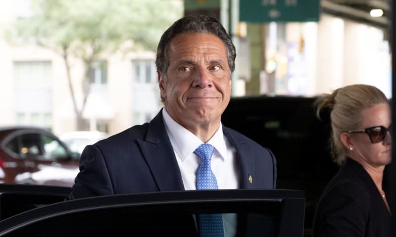 Governador de NY renuncia após revelações de assédio contra 11 mulheres