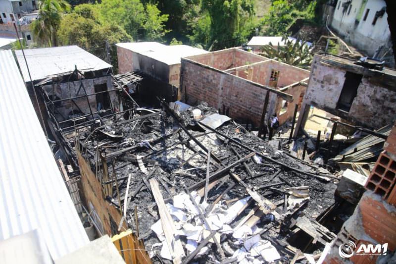 Incêndio atinge casas e deixa nove famílias desabrigadas em Manaus