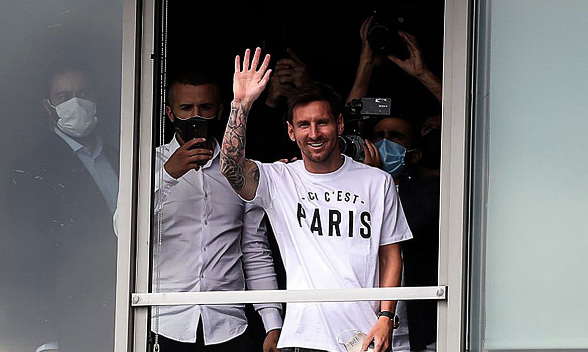 Messi chega em Paris para assinar contrato com PSG