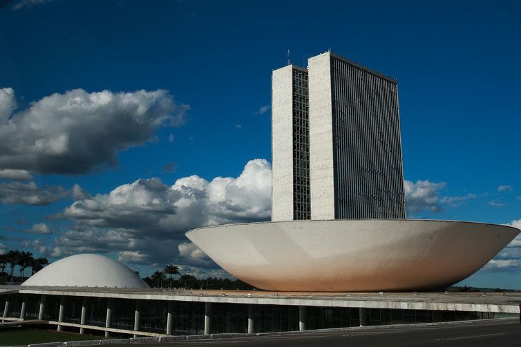 Avião de pequeno porte cai perto do centro de Brasília