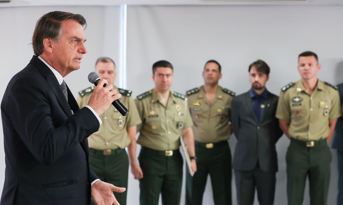 Desfile militar com Bolsonaro pode adiar decisão do voto impresso nesta terça