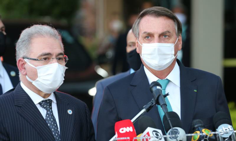 Bolsonaro quer oficializar data para desobrigar uso de máscara
