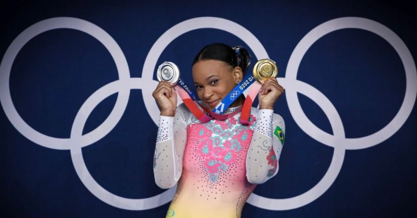 Rebeca ganha ouro e prata no Mundial e quebra nova marca na ginástica