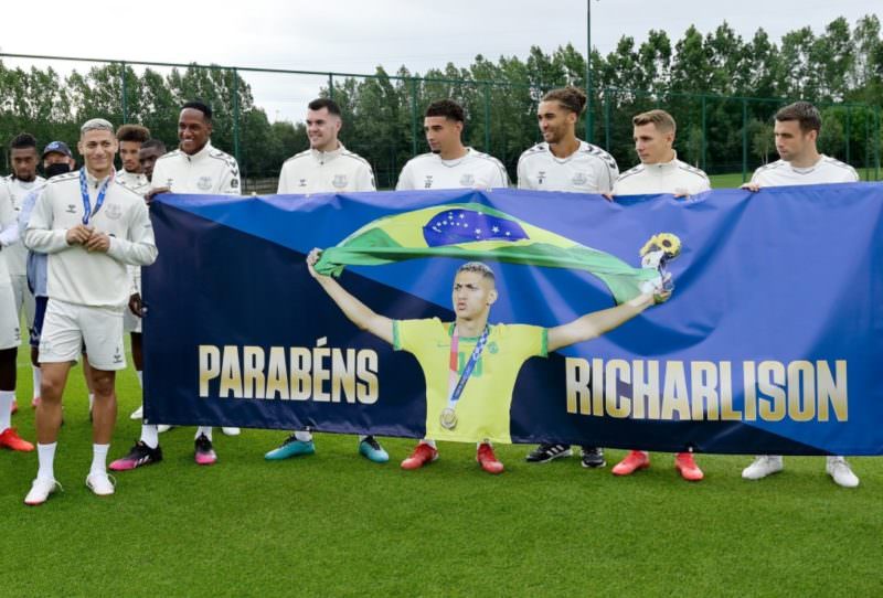 Richarlison recebe homenagem do Everton após ouro em Tóquio