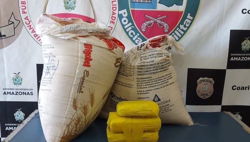 Sacos de farinha recheados de drogas são encontrados em embarcação em Coari
