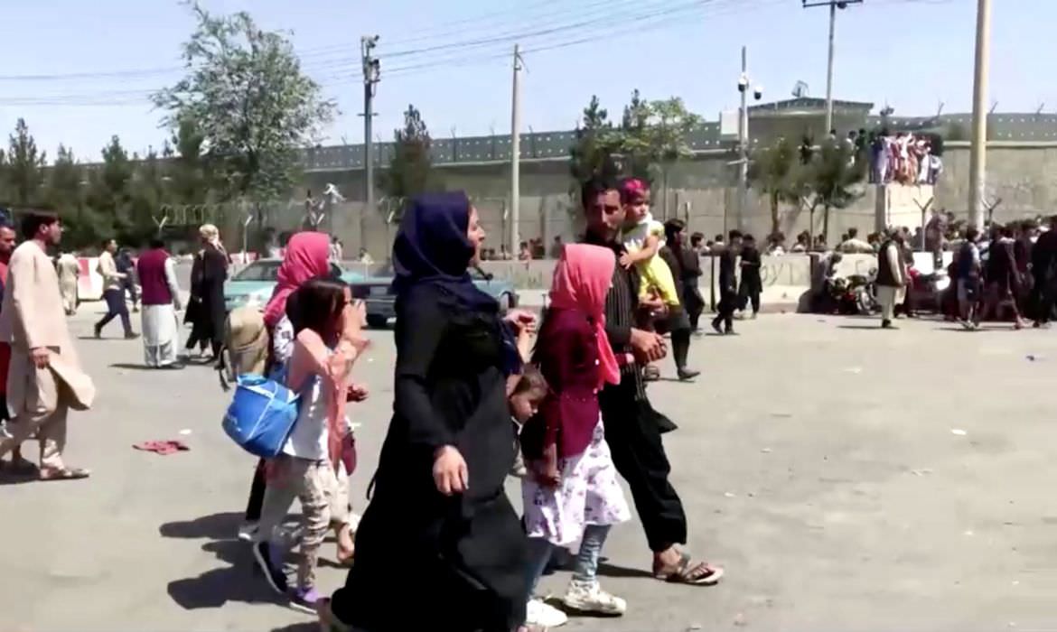 Ataque com bomba deixa dezenas de mortos fora do aeroporto de Cabul