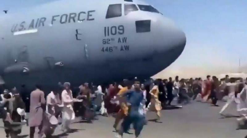 Afegãos se escondem nas rodas e asas de avião para deixar país por medo do Talibã