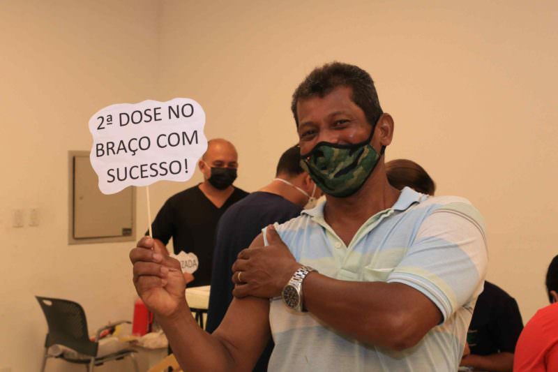 Em 25 horas, mutirão já vacinou 70 mil pessoas em Manaus