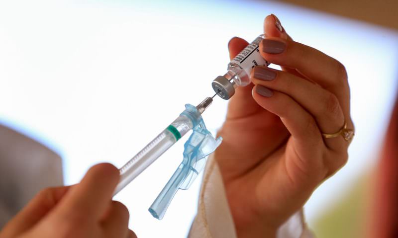 Europa estima adaptar vacina contra Ômicron em até 4 meses