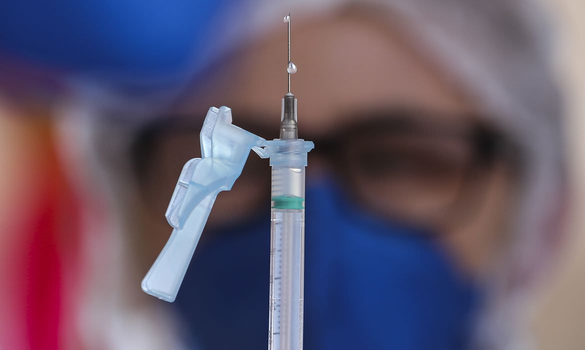 Covid: Ministério da Saúde anuncia terceira dose da vacina para todo o Brasil