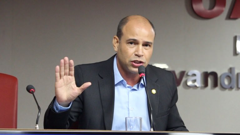 Vereador Jones Moura substituirá Flordelis na Câmara dos Deputados