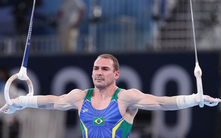 Arthur Zanetti arrisca nas barras, cai e adia conquista de medalha