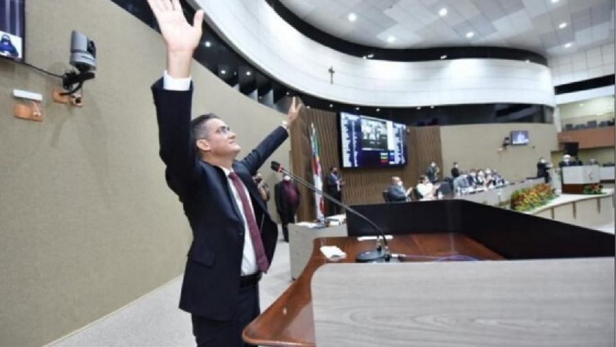 MPF afirma que está apurando denúncia contra David Almeida