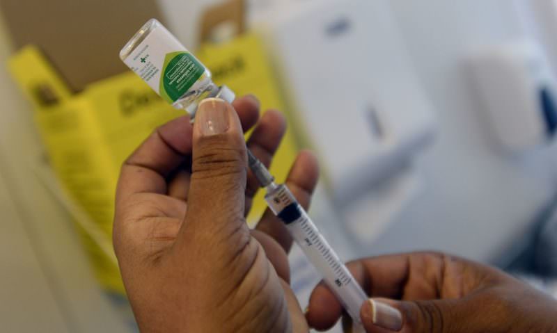 França suspende profissionais da saúde não vacinados