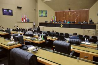 Deputados adiantam fim de semana e esvaziam plenário na Aleam