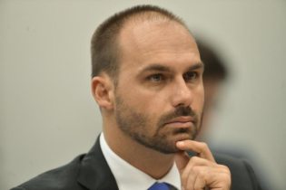 Eduardo Bolsonaro critica vacinação infantil contra covid-19: 'temos que lutar'