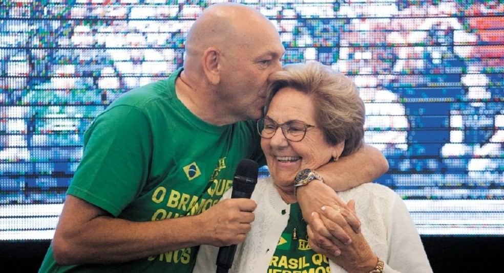 Dossiê entregue à CPI diz que declaração de óbito da mãe de Luciano Hang foi fraudada