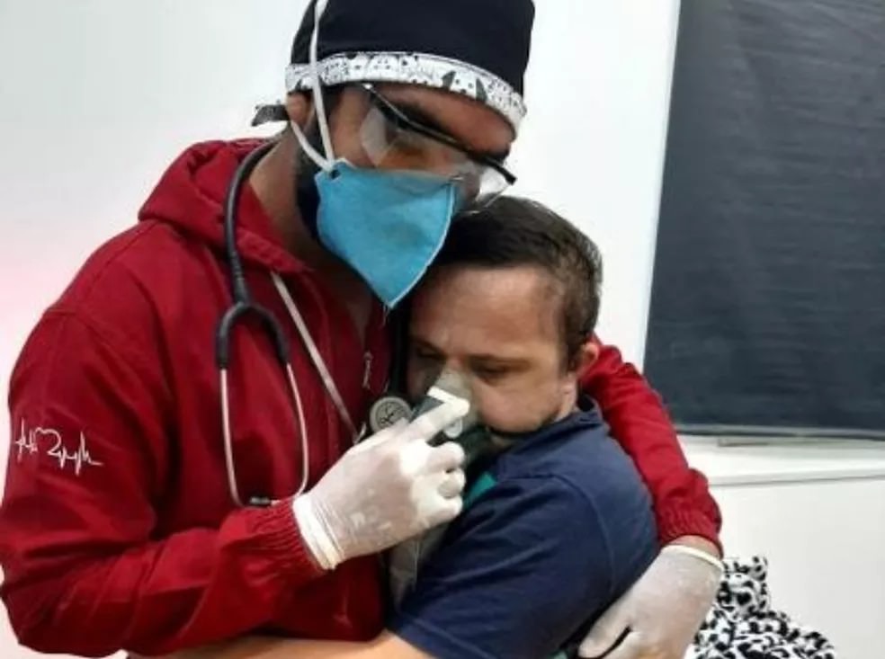 Enfermeiro do AM recebe prêmio após viralizar acalmando paciente com síndrome de Down