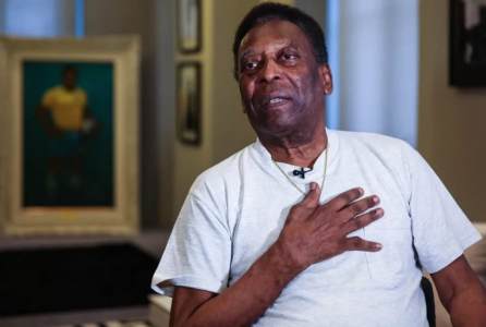 Pelé recebe alta e volta a tratar o câncer em casa