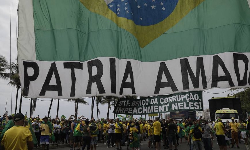 Bolsonaristas lotam orla de Copacabana com carros de som, guindaste e telão