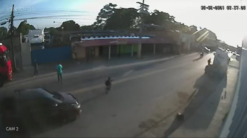 Vídeo: garoto é atropelado e ‘voa’ ao atravessar rua em Manaus