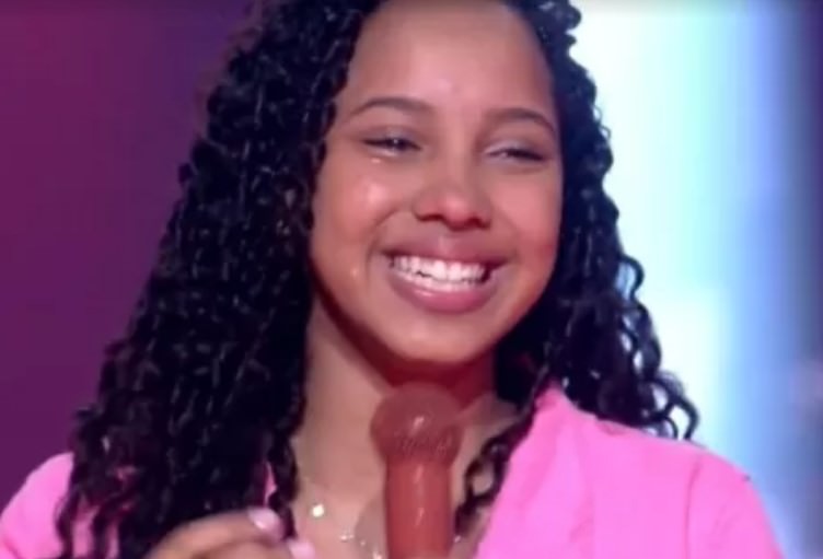 The Voice Kids: Brown salva Isabelly Sampaio que cai no choro ao vivo