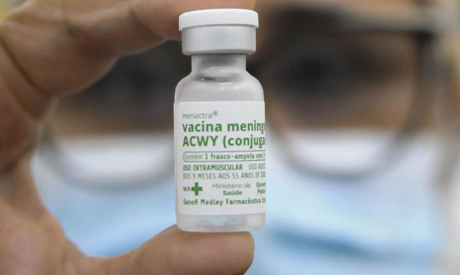 Vacinação contra meningite busca menores om dose em atraso